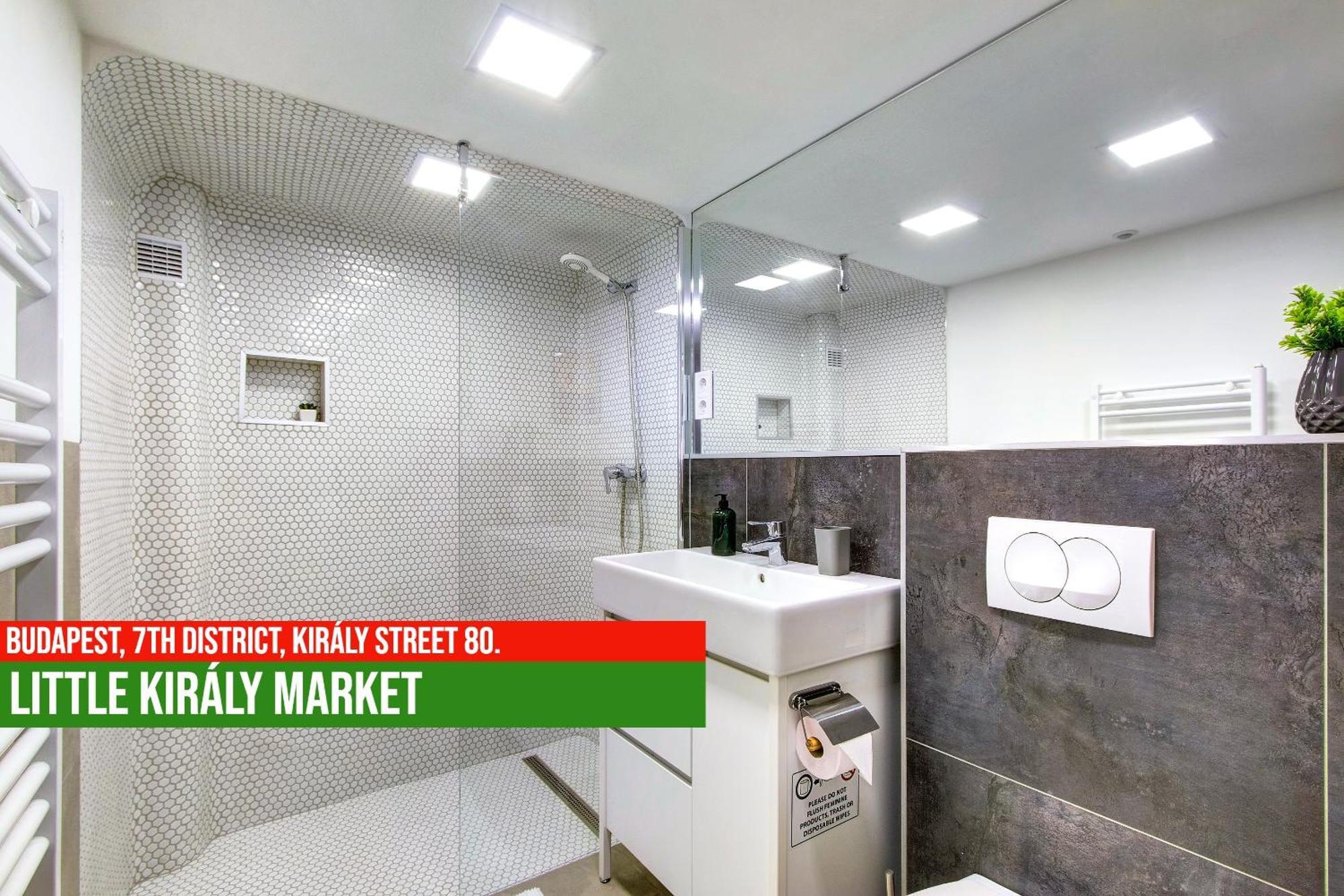Little Americas Kiraly Street Apartments บูดาเปสต์ ภายนอก รูปภาพ